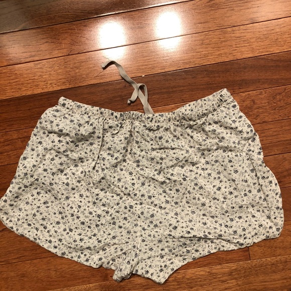 BRANDY MELVILLE FLORAL SHORTS💛 - Picture 2 of 3